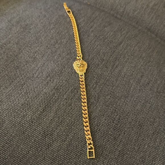 NWOT 18K Yellow Gold Plated Box Chain Bracelet with Lion Head & Fold Over Clasp. - Picture 4 of 4